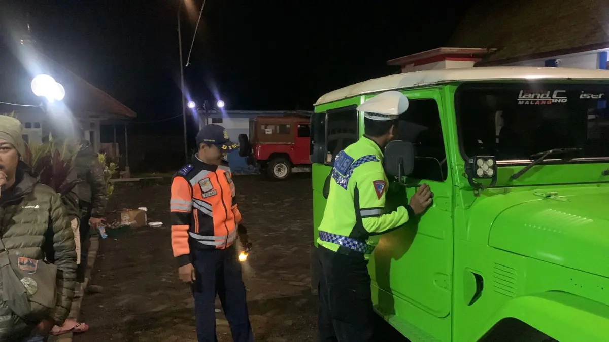 Petugas gabungan mengecek jip yang hendak berangkat ke Bromo. (Satlantas Polres Malang)