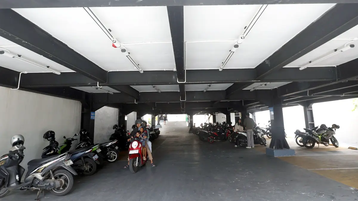 SIAPKAN KANTONG CADANGAN: Kantong parkir di Kajoetangan Heritage bisa menampung 800 sepeda motor dan 35 mobil. (Darmono/Radar Malang)