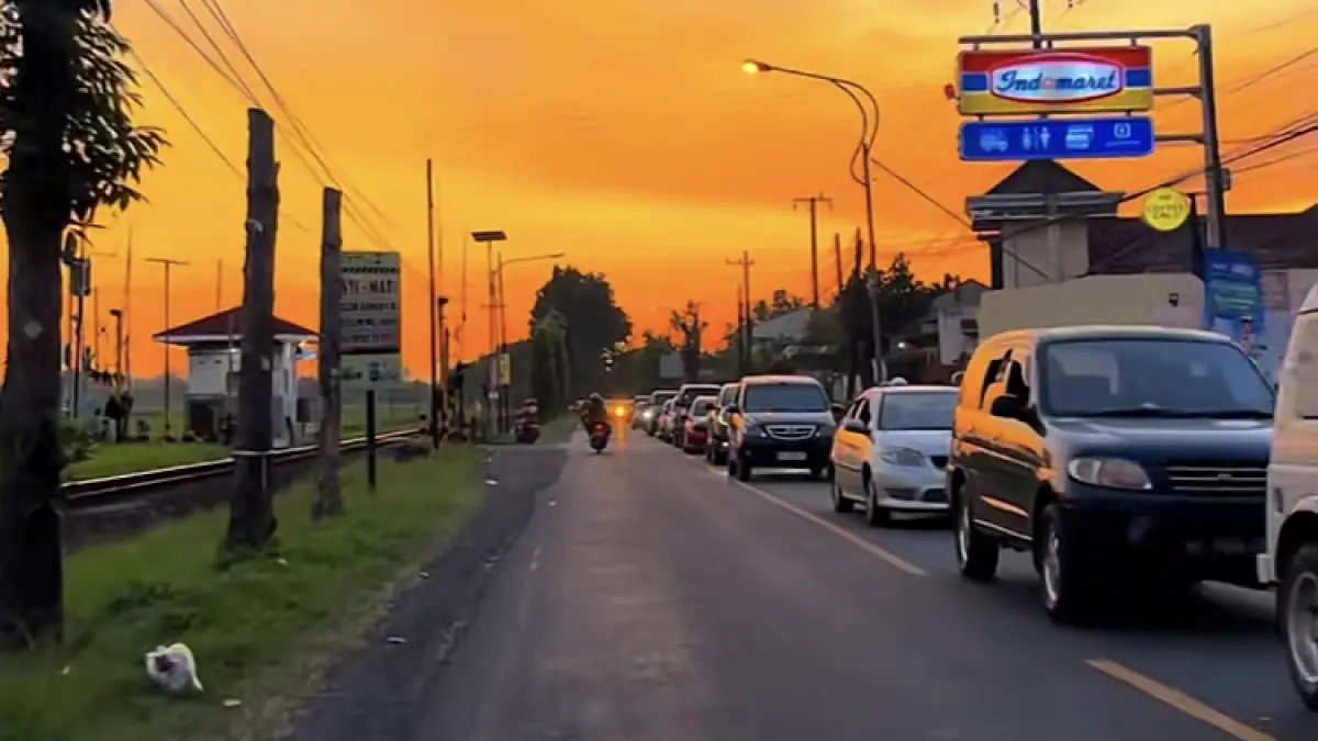 Antrean kendaraan mengular di Jalan Raya Sumberpucung saat libur Lebaran 2026. (Istimewa)