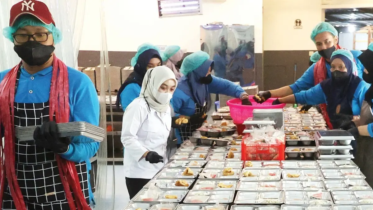 BERGIZI: Petugas SPPG Trunojoyo menyiapkan menu MBG untuk segera dikirim ke penerima manfaat bulan lalu.