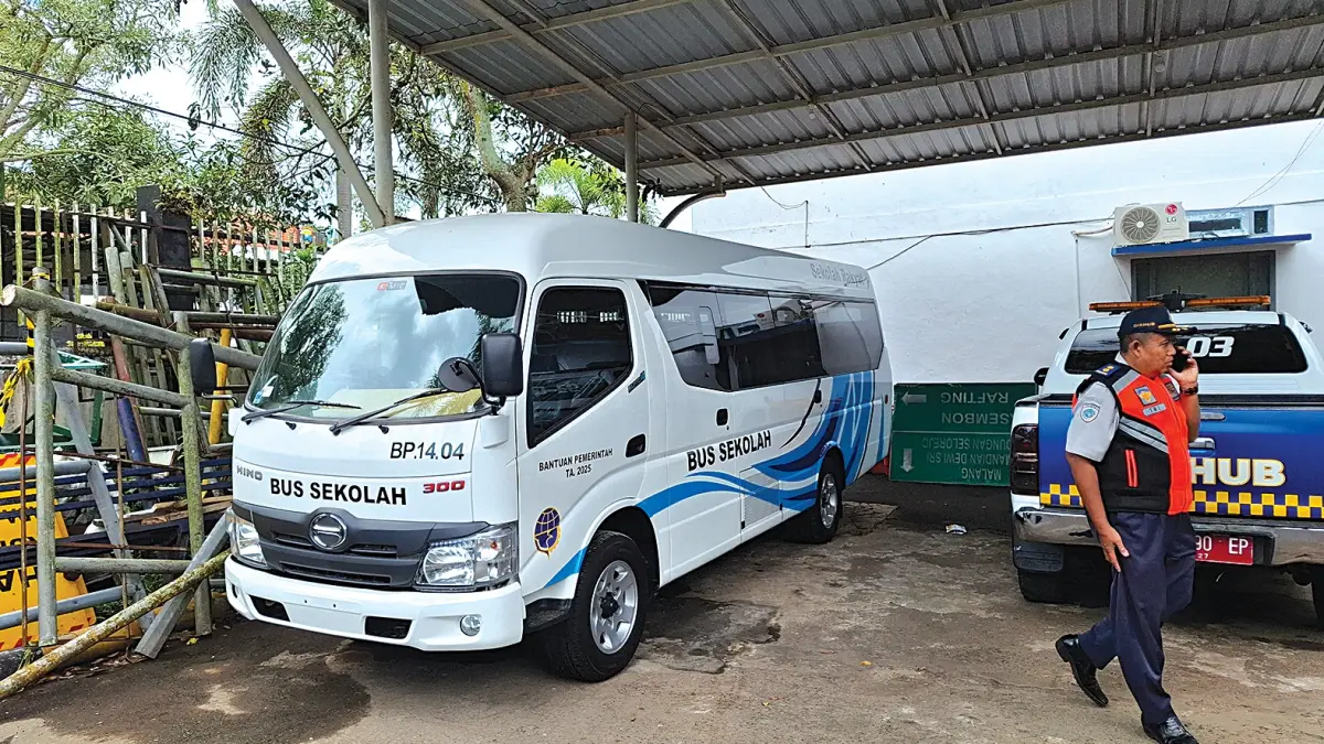 HIBAH KEMENHUB: Microbus yang akan dimanfaatkan sebagai bus sekolah
sudah parkir di halaman kantor Dishub Kabupaten Malang, Kepanjen.