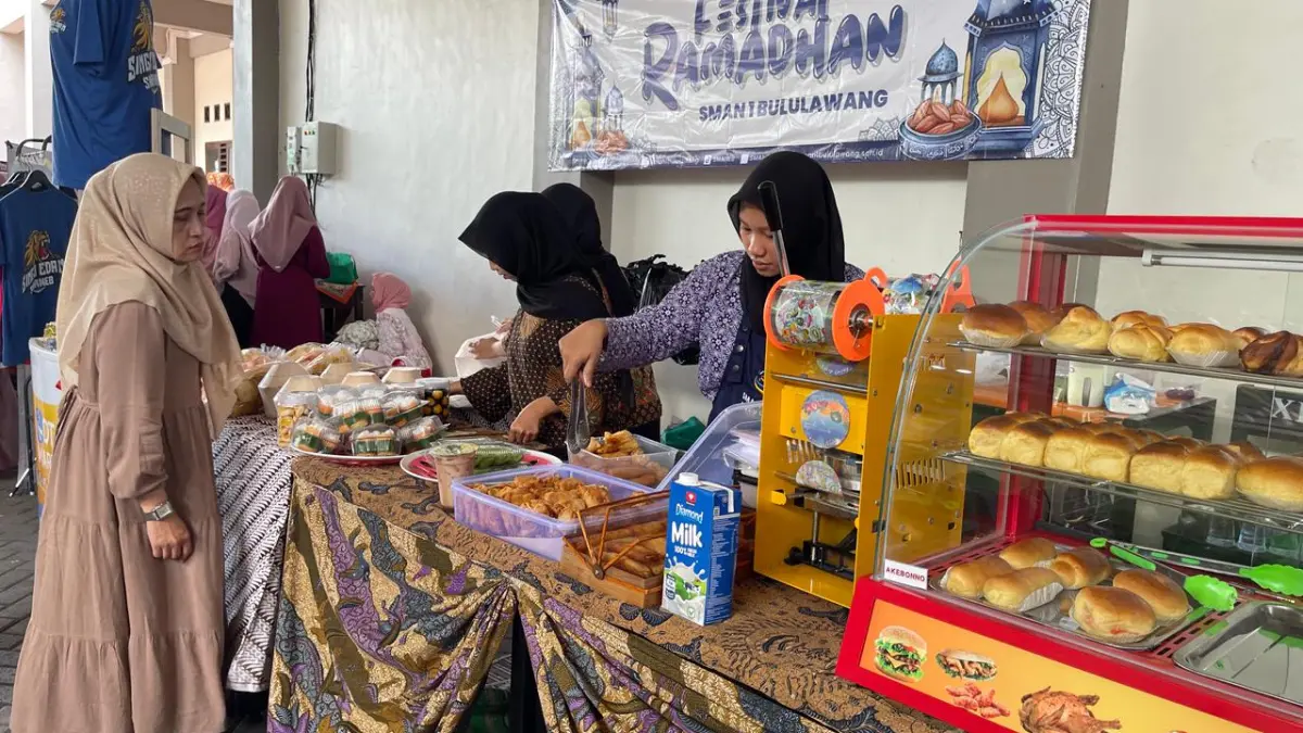 INOVATIF: Kepala Cabang Dinas Pendidikan Kabupaten Malang  Dwi Anggraeni SPd MPd (tengah) didampingi Kepala Sekolah Hari Kusrini SPd MM membuka acara Gebyar Festival Ramadan SMAN 1 Bululawang.