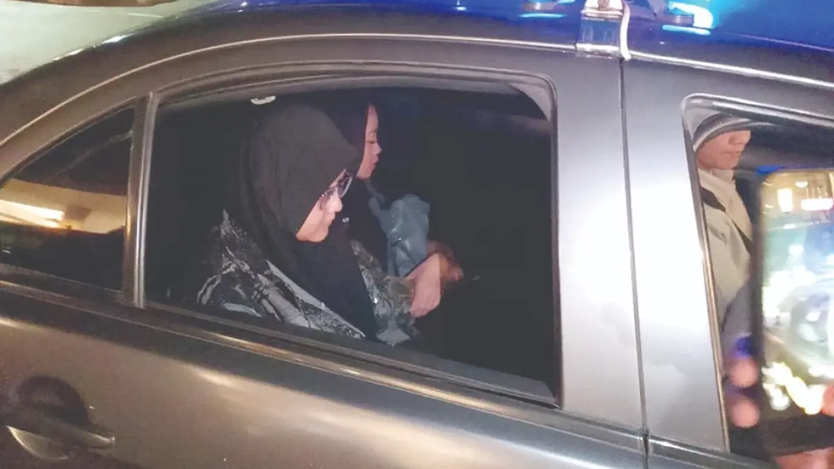 KASUS PENGGELAPAN: Dua terduga pelaku penggelapan uang dari Lafayette Coffee & Eatery diamankan Polresta Malang Kota, 21 Maret lalu. (Lafayette For Radar Malang)