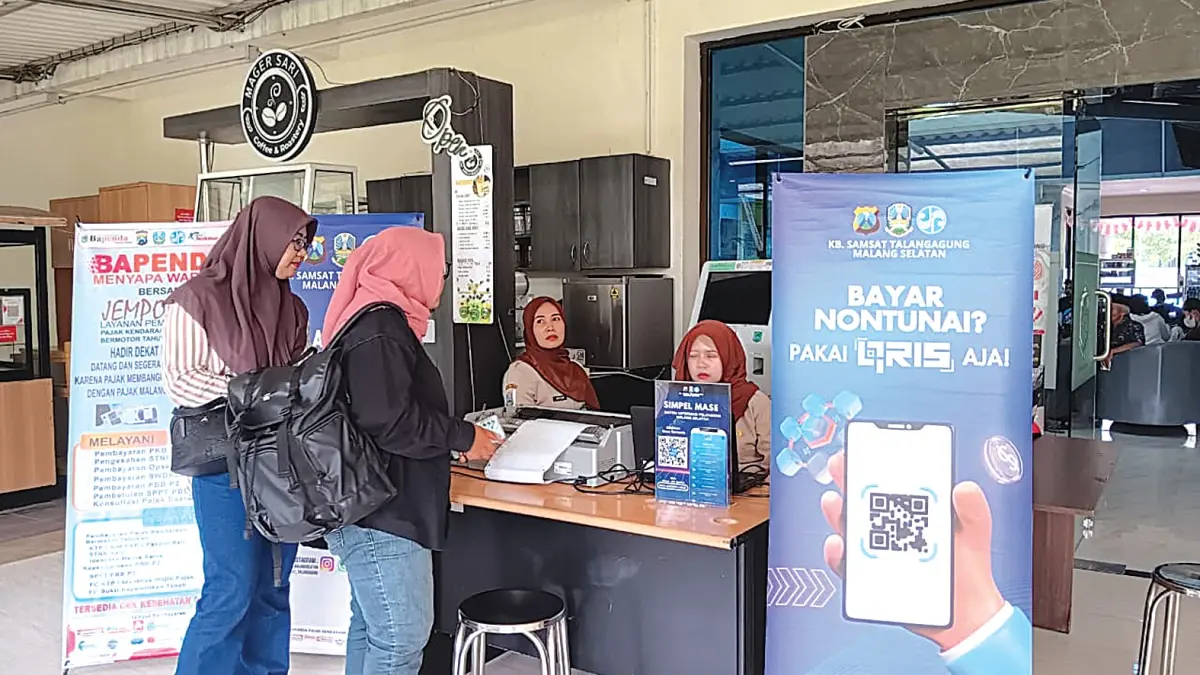 LAYANAN:
Warga
membayar
pajak
dalam
program
Bapenda
Menyapa
Warga
(BMW)
di RSUD
Kanjuruhan
beberapa
waktu lalu.