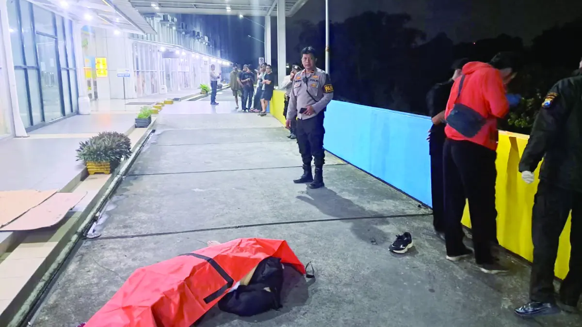 MASIH MAHASISWA: Polisi bergegas melakukan evakuasi jenazah seorang pemuda asal Jakarta di salah satu apartemen, dini hari kemarin (25/3). (Polsek Lowokwaru For Radar Malang)