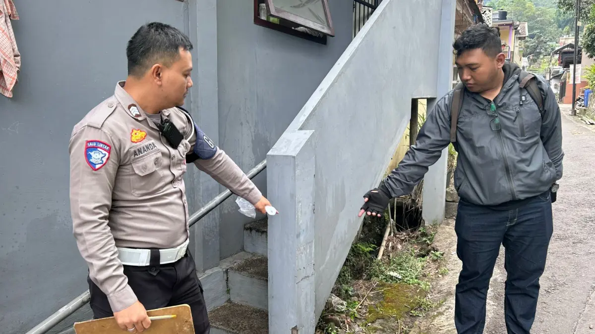 NAHAS: Polisi menunjukkan lokasi terbenturnya korban di Jalur Klemuk, Kota Batu, Rabu siang (25/3). (Polres Batu For Radar Malang)