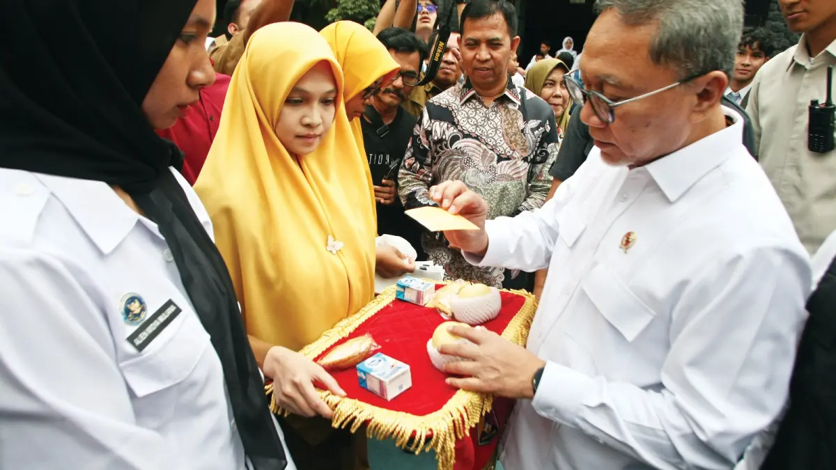 PASTIKAN LAYAK MAKAN: Menko Bidang Pangan Zulkifli Hasan meninjau menu MBG di SMAN 3 Malang.