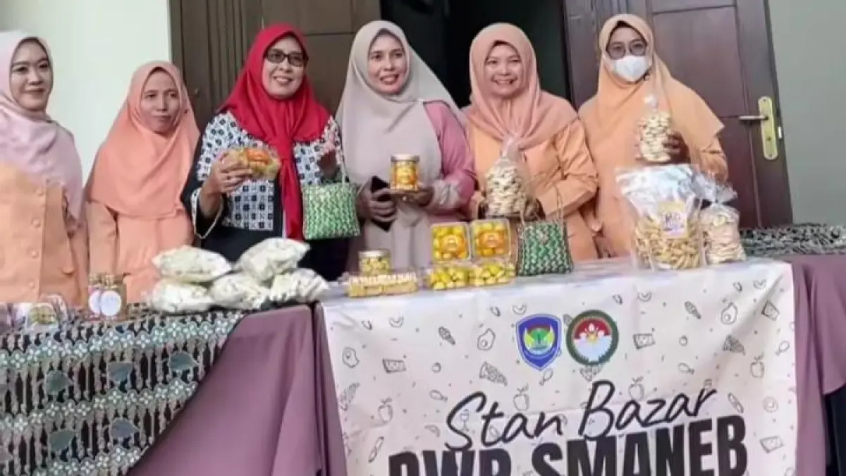 PRODUK UNGGULAN: Tidak mau kalah dengan siswa, DWP SMANEB juga membuka stan bazar di Festival Ramadan SMAN 1 Bululawang.