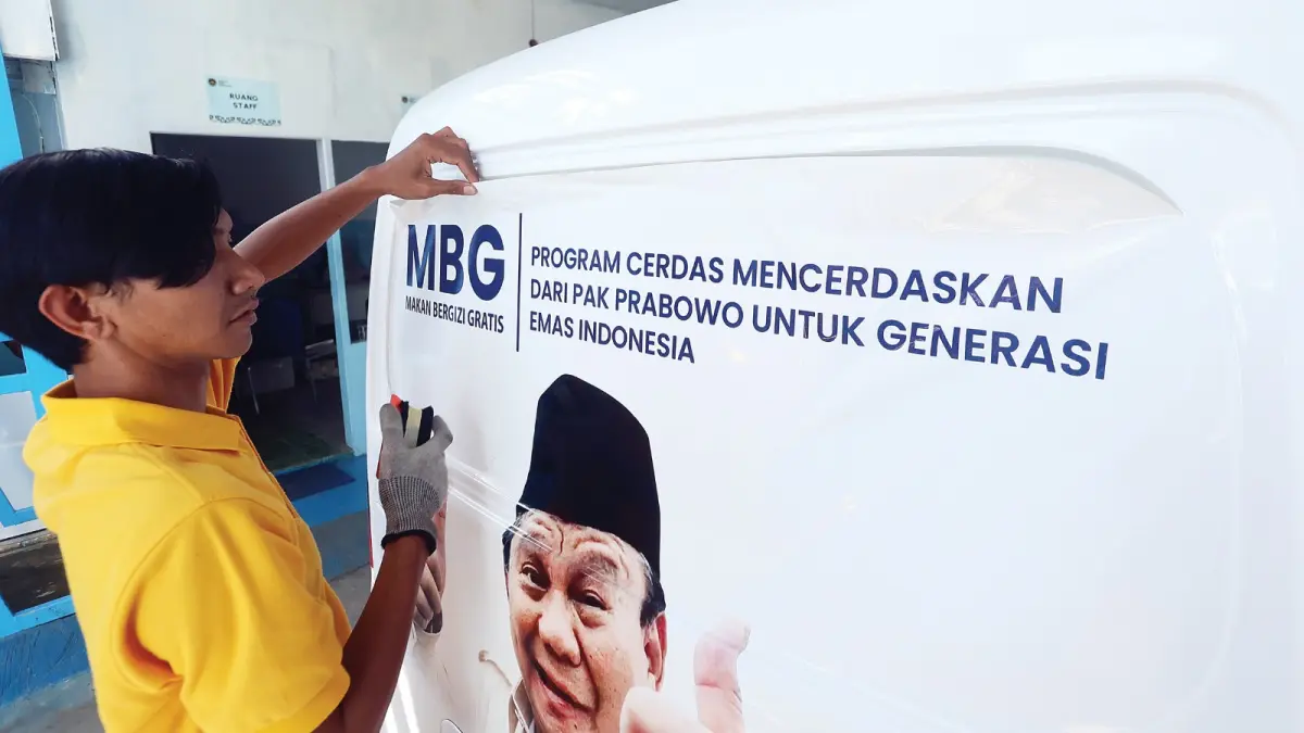 SIAP ANTAR: Petugas SPPG Gadang memoles mobil operasional
agar layak dipakai saat mengantar menu MBG.