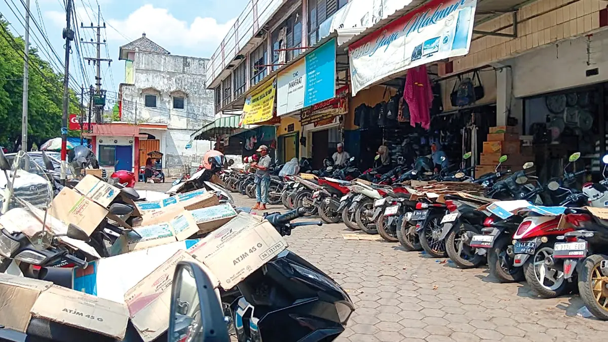 SUMBER PENDA PATAN: Deretan motor parkir di depan
Pasar Singosari beberapa waktu lalu. Keberadaannya turut
menyumbang pendapatan dari sektor retribusi.
