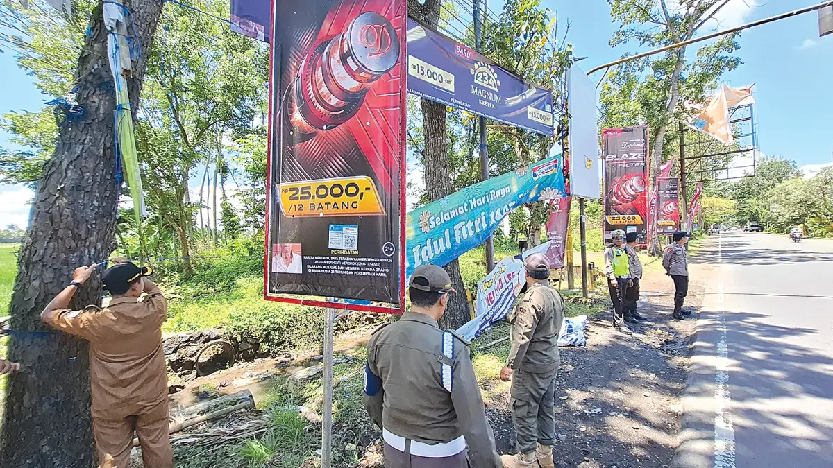 TINDA K
TEGAS: Tim
gabungan
dari satpol
PP, Polsek,
Koramil,
dan Dishub
melakukan
penertiban
reklame tak
berizin di
Kepanjen.