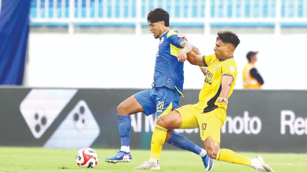 ALL OUT: Gelandang Arema
FC Betinho Filho (kiri)
berusaha melindungi bola
dalam laga BRI Super League
melawan Semen Padang,
beberapa waktu lalu.