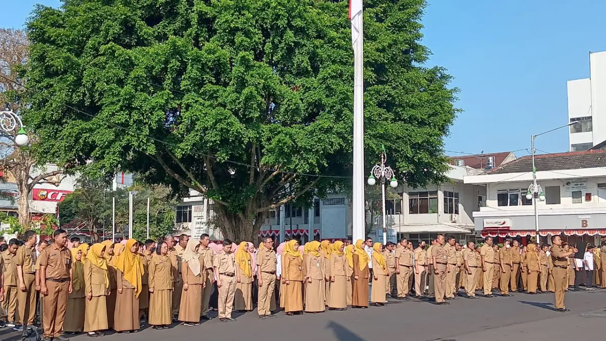 ASN Pemkab Malang menjalani apel pagi di halaman Pendapa Kabupaten Malang beberapa waktu lalu. (Indah Mei Yunita/Radar Malang)