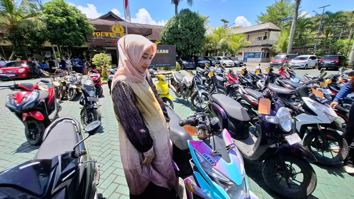 BARANG BUKTI: Salah satu korban pencurian mengambil motor setelah pelaku di ringkus aparat kepolisian beberapa waktu lalu.