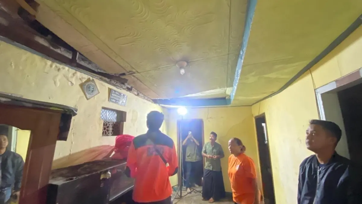 BPBD KABUPATEN MALANG FOR RADAR MALANG
DILANDA BENCANA: Tim BPBD Kabupaten Malang memeriksa kondisi atap rumah milik korban yang masih utuh kemarin.