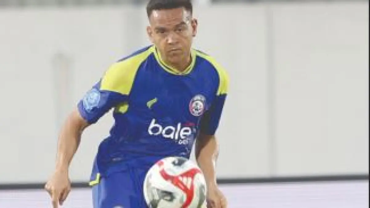 BUTUH WAKTU PULIH: Valdeci Moreira melepaskan umpan dalam laga BRI Super League di Stadion Kanjuruhan beberapa waktu lalu. (foto:Darmono/Radar Malang)
