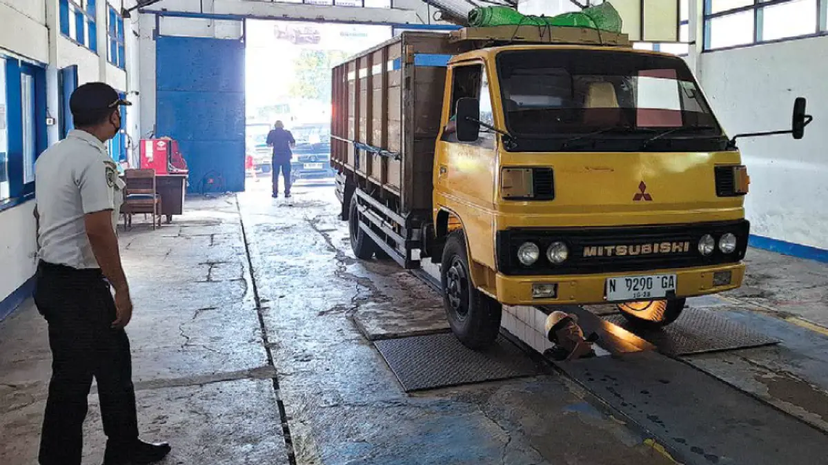 CEK KELAYAKAN: Satu unit
truk menjalani Uji Kir di unit
PKB Dishub Kabupaten Malang,
Karanglo, Kecamatan Singosari.