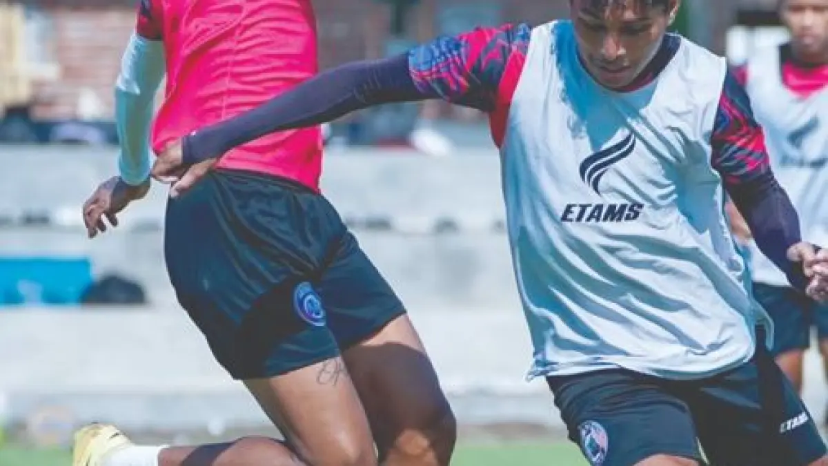 DIHARAPKAN TAJAM: Salim Tuharea (kanan) berusaha lepas dari penjagaan Betinho Filho dalam sesi latihan di Dreams Football Pitch. (MO Arema FC)
