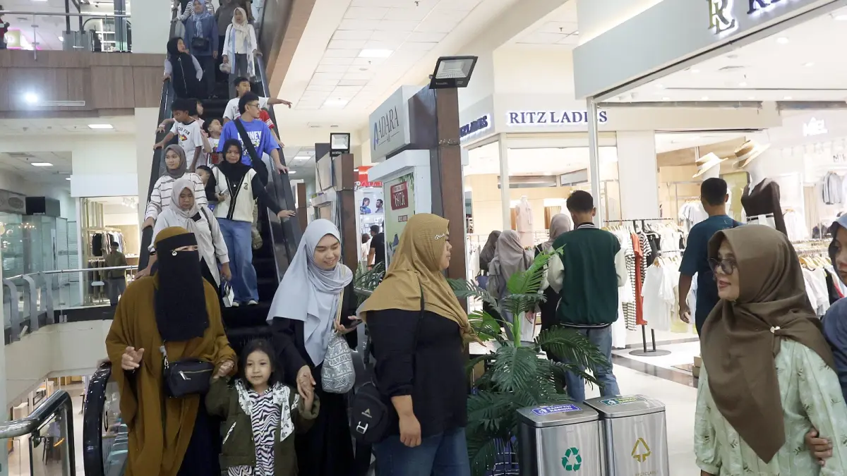 DIMINATI: Jumlah pengunjung di Malang Town Square tetap tinggi hingga kemarin (26/3). Pihak Mal mencatat ada kenaikan kunjungan 5 persen dibanding periode libur Lebaran tahun lalu. (DARMONO/RADAR MALANG)