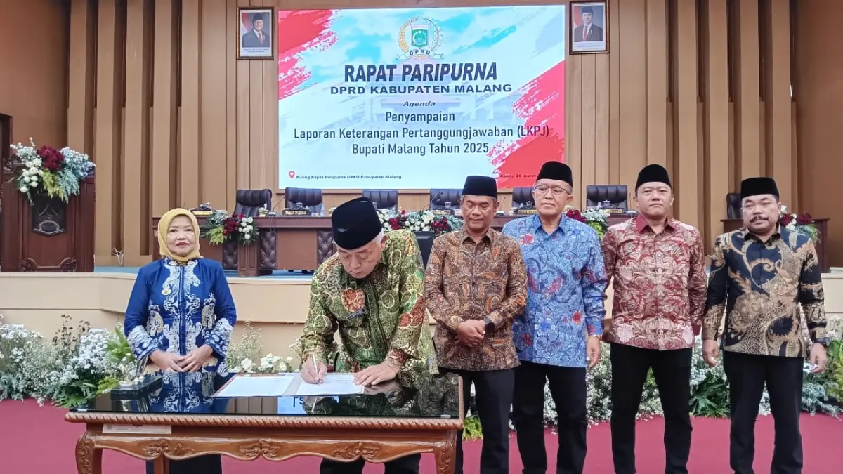 FOTO: INDAH MEI YUNITA
PEMERINTAHAN: Bupati HM Sanusi menandatangani berita acara disaksikan oleh Wabup Malang Lahtifah Shohib (kiri) dan empat pimpinan DPRD kemarin.
