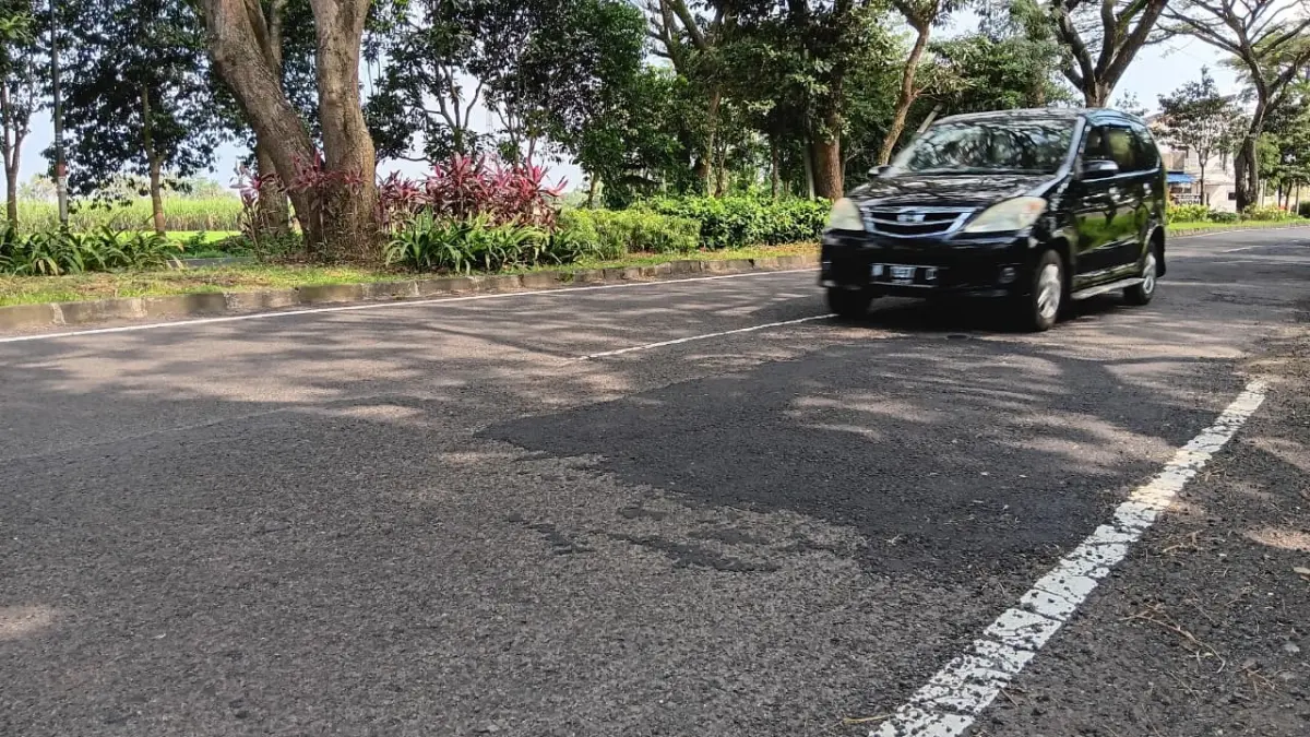 FOTO: INDAH MEI YUNITA
PRIORITAS: Kendaraan melintasi ruas Jalur Lingkar Barat (Jalibar) Kepanjen-Ngajum yang sudah ditambal beberapa waktu lalu.
