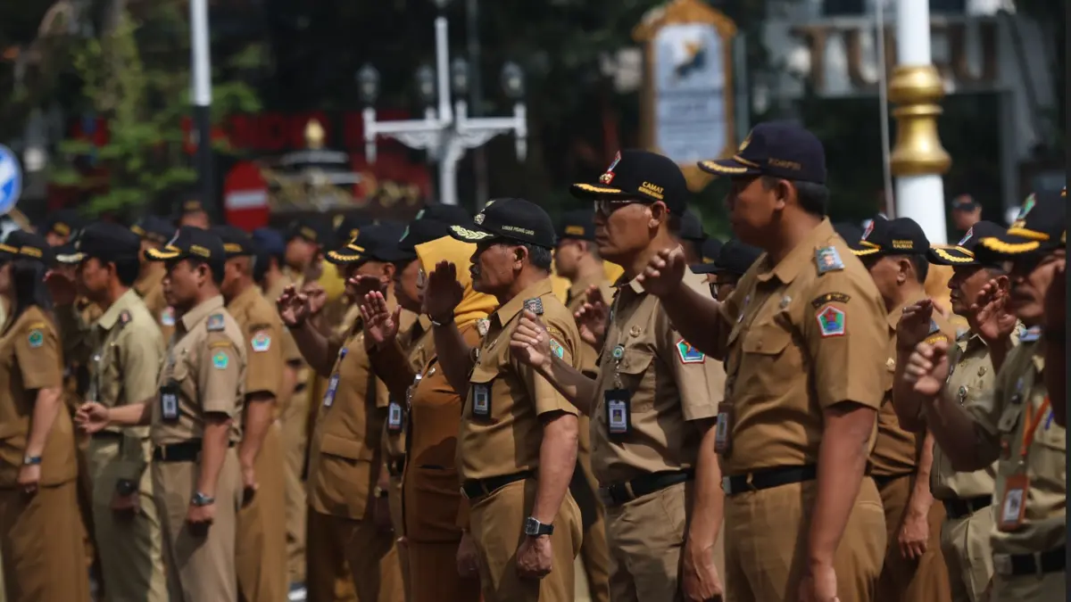 SEJAUH INI AMAN: Sejumlah ASN Pemkot Malang mengikuti kegiatan apel pagi di halaman Balai Kota, beberapa waktu lalu (Darmono/Radar Malang).