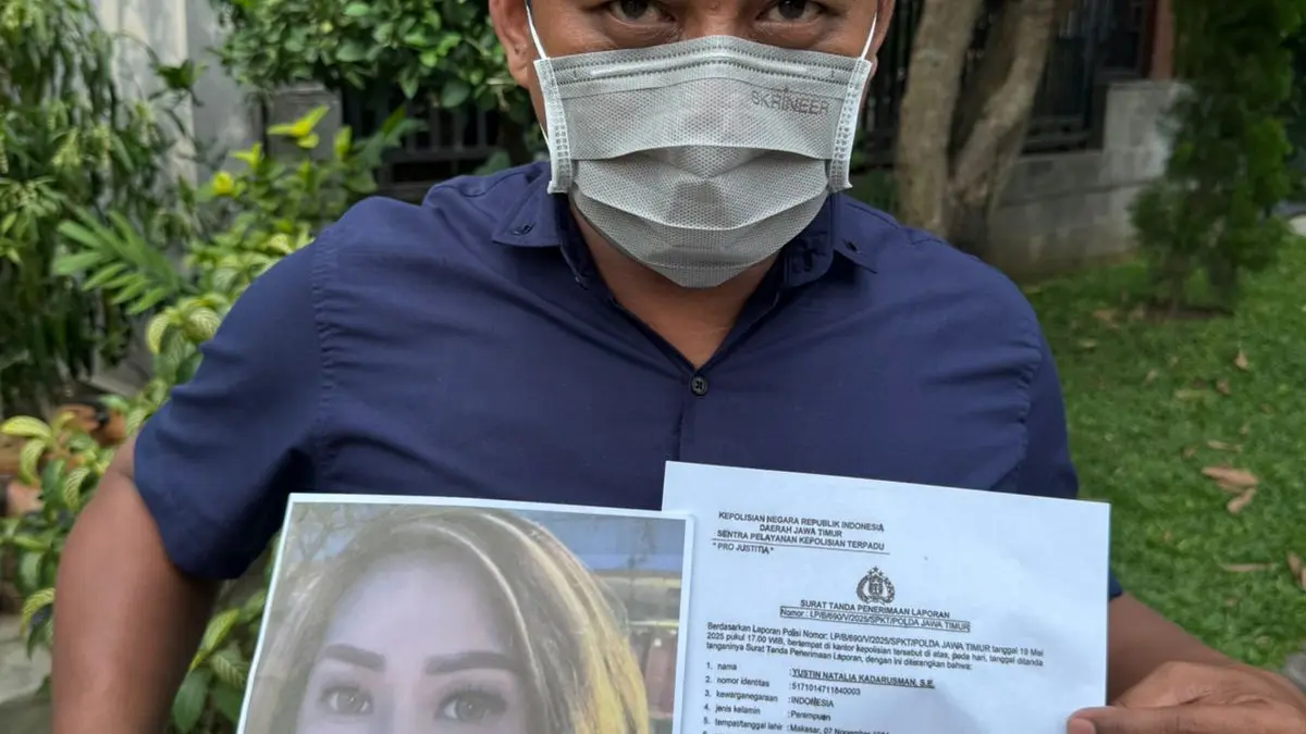 KASUS PIDANA: Achmad, staf Natalia, menemani bosnya melaporkan Dina ke Polda Jatim. (Natalia untuk Jawa Pos)
