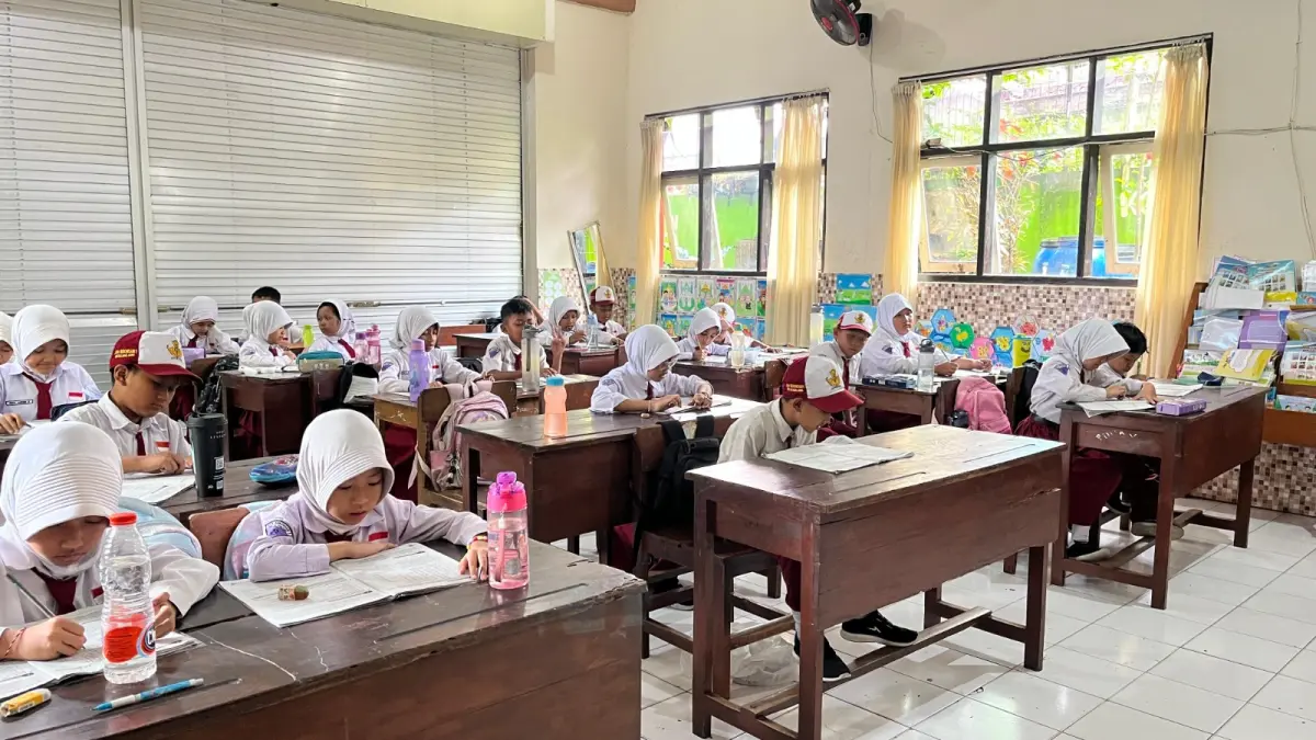 MASIH PEMBELAJARAN LURING: Siswa SDN Kebonsari 1 Malang fokus mengerjakan soal ujian, beberapa waktu lalu. (Foto:NAHDIATUL AFFANDIAH/RADAR MALANG)
