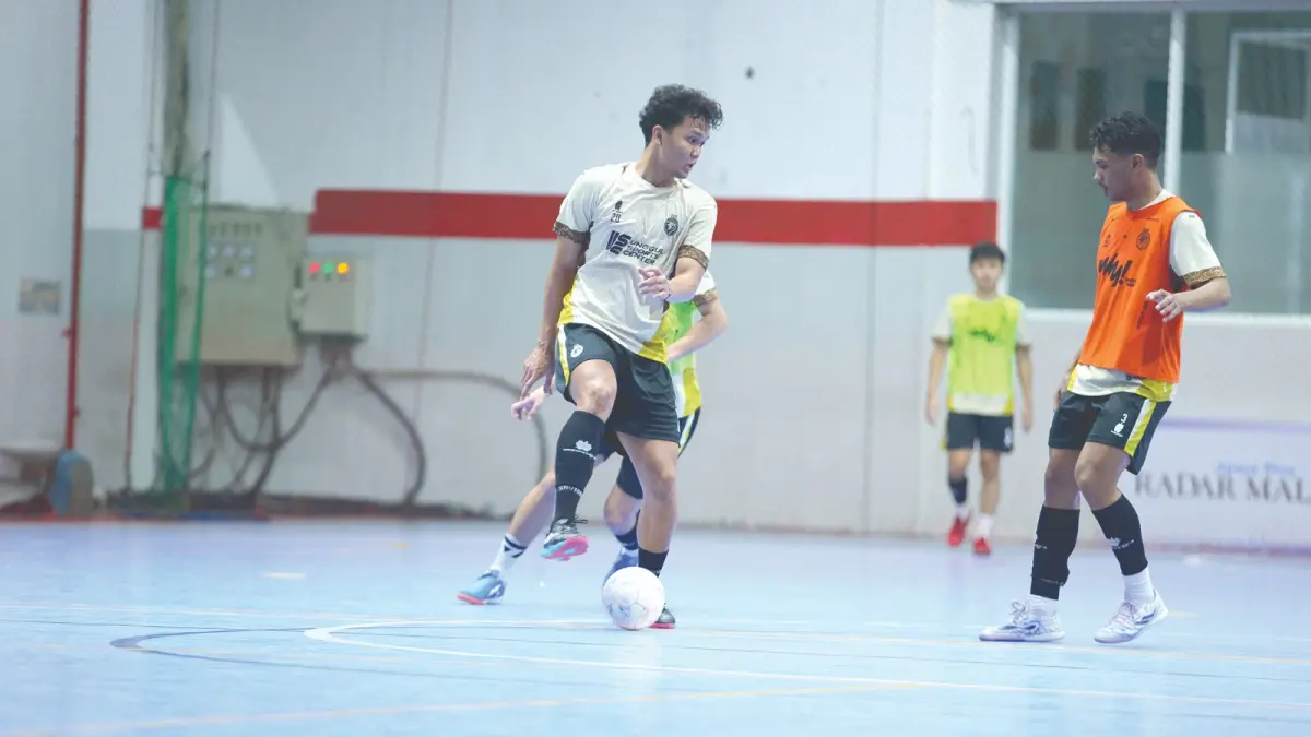 MENJADI OPSI: Bayu Bagaskoro (kiri) berusaha melewati G-Vin Blandino Laik dalam sesi latihan di Unggul Sports Center, beberapa waktu lalu.  (Foto: MO Unggul FC Malang)