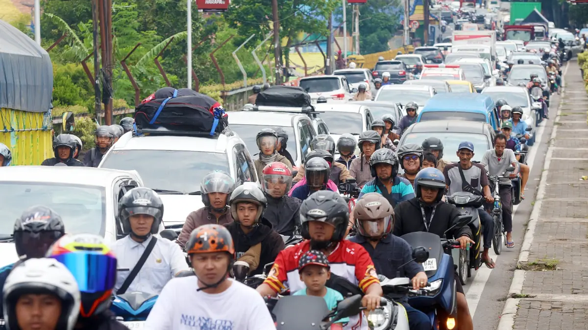 MOBILITAS MENINGKAT: Jembatan Embong Brantas di Jalan Gatot Subroto, Kecamatan Blimbing jadi salah satu titik yang rawan macet. (DARMONO / RADAR MALANG)
