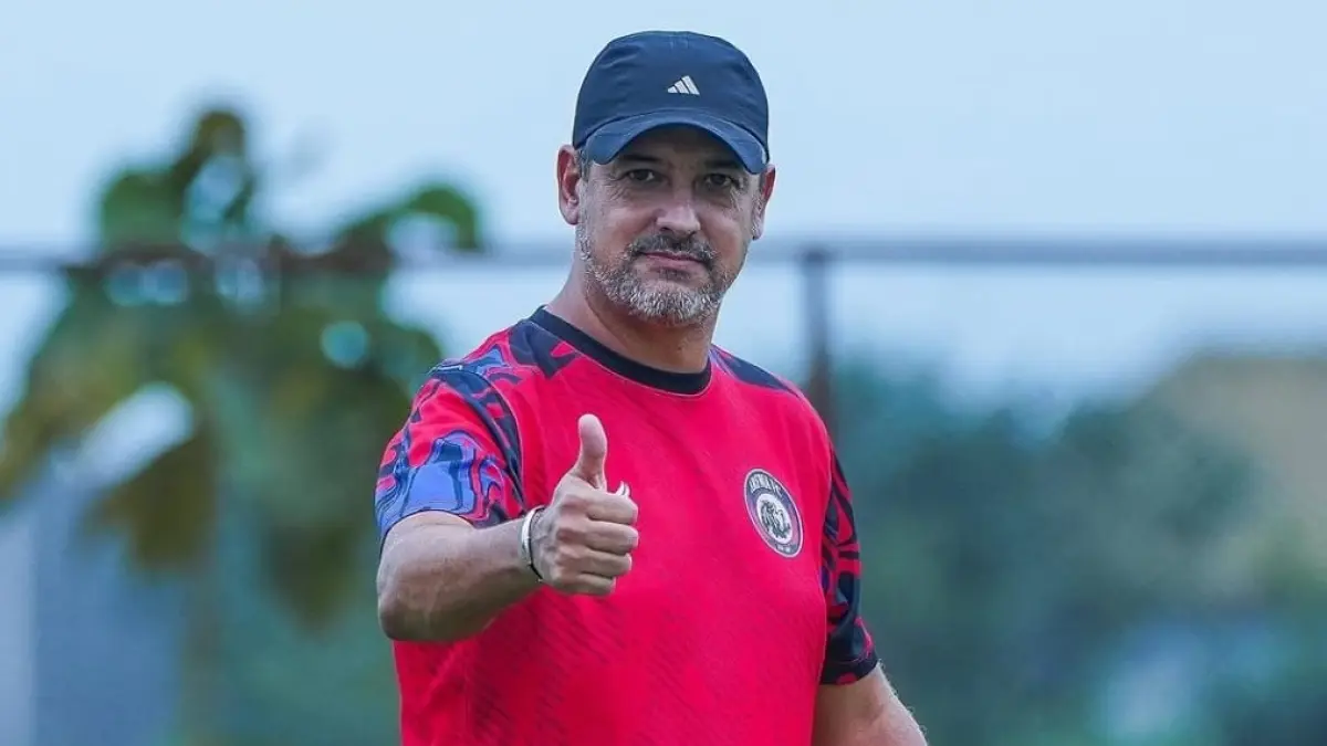 Pelatih Arema FC Marcos Santos mendampingi tim saat latihan, (MO Arema FC)