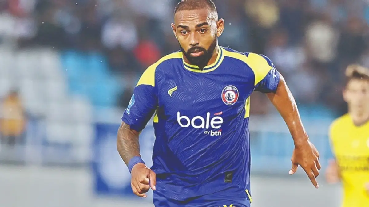 PERCAYA DIRI:
Dalberto Luan
menggiring bola dalam
laga BRI Super League
melawan Persik Kediri
di Stadion Kanjuruhan,
beberapa waktu lalu.