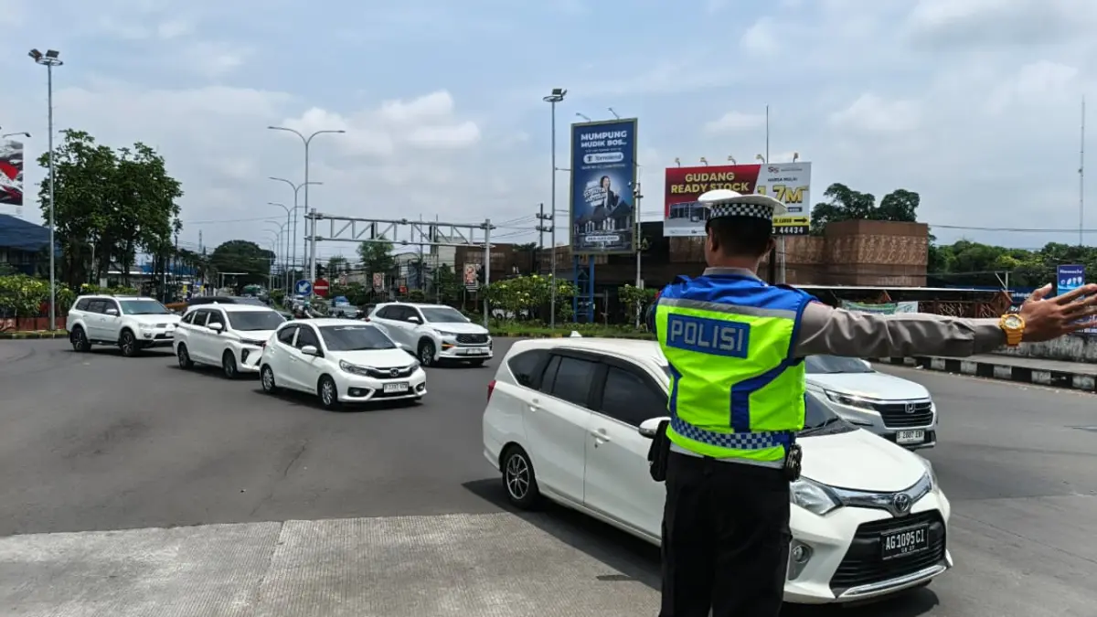 Satlantas Polres Malang mengatur lalu lintas di gerbang tol Singosari, Kamis (26/3). (Humas Polres Malang)