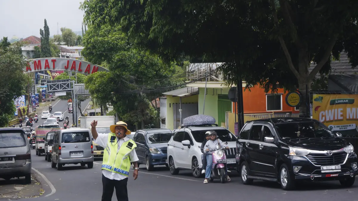 Sejumlah kendaraan memadati kawasan Jalan Brantas menuju Jalan Bukit Berbunga, Kecamatan Bumiaji siang ini (26/3). (Rori Dinanda Bestari/Radar Malang)