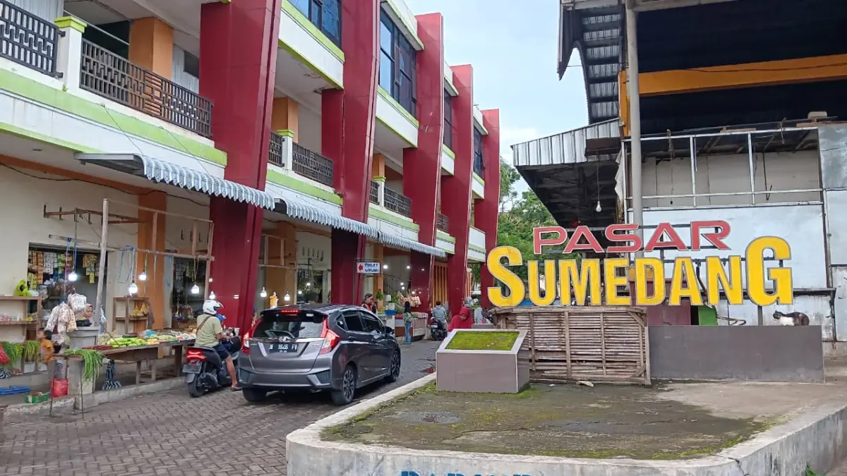 SUDAH DIREVITALISASI: Bangunan megah Pasar Sumedang belum ramai pedagang. Pemkab berencana menghidupkan pasar tersebut.

