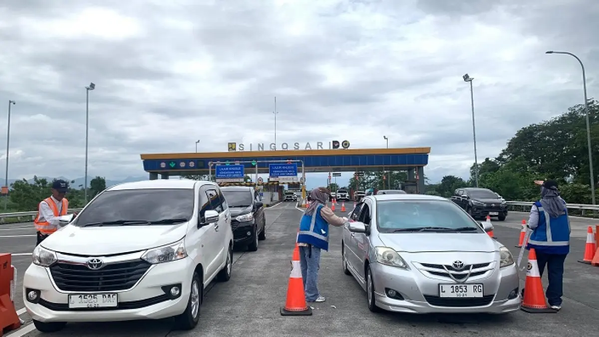 TERPADAT: PT Jasamarga Pandaan-Malang mengandalkan mobile reader di Gerbang Tol Singosari untuk mengurai antrean tapping. (PT JPM FOR RADAR MALANG)
