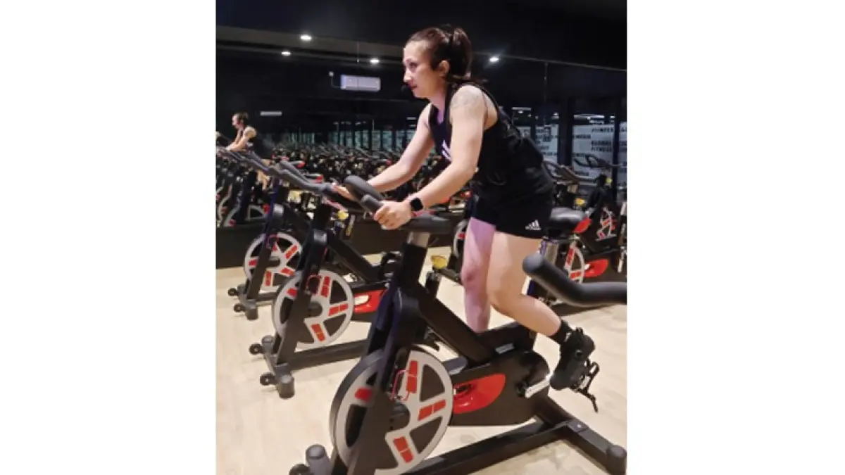 TETAP RAMAI: Pengunjung Fitness Plus Sawojajar
menggunakan sepeda statis.