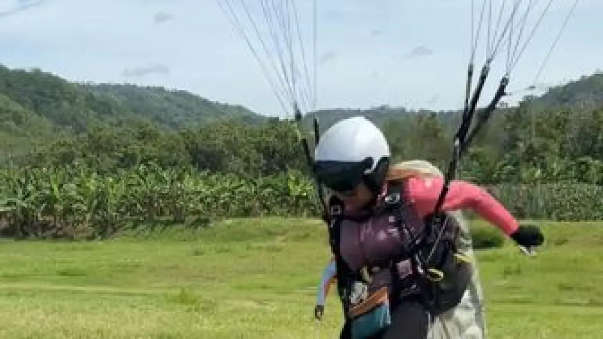 TINGKATKAN INTENSITAS LATIHAN: Atlet Paralayang Kota Malang melakukan pendaratan dalam sesi latihan di Pantai Modangan, Kecamatan Donomulyo, Kabupaten Malang. (foto FASI Kota Malang)