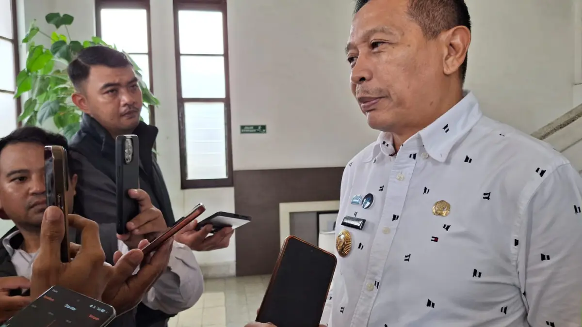 Wali Kota Malang Wahyu Hidayat menjawab pertanyaan awak media di Balai Kota Malang. (Nabila Amelia/Radar Malang)