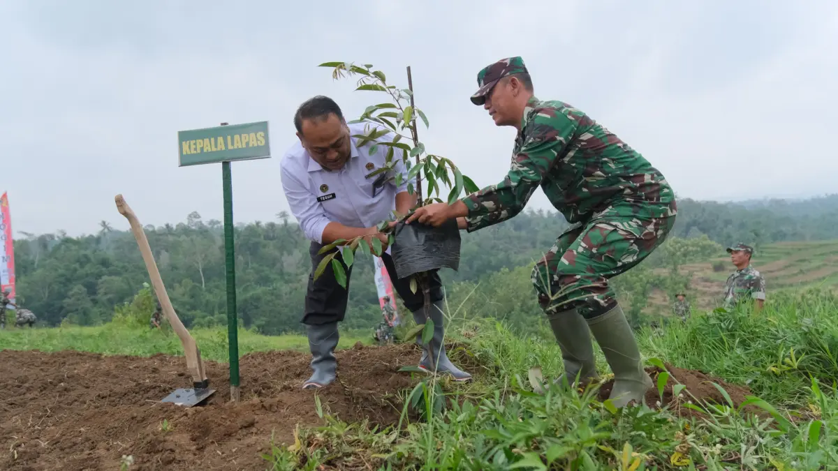 Lapas Kelas 1 Malang melibatkan TNI dalam penanaman 250 pohon di SAE Ngajum. (Humas Lapas Kelas 1 Malang)