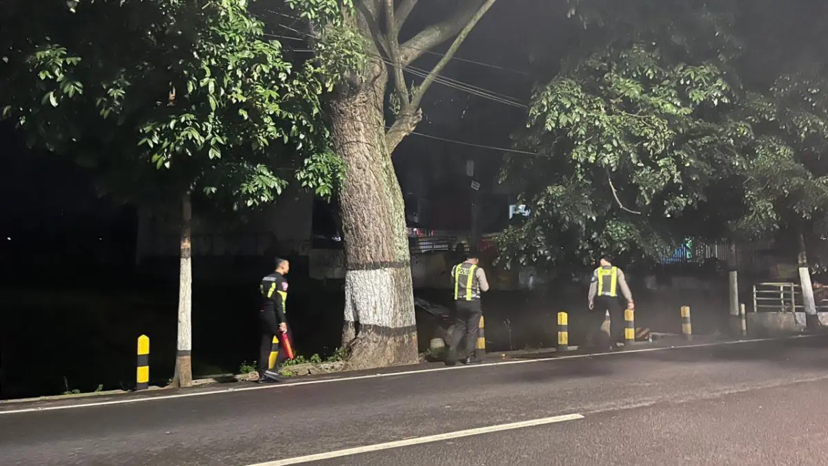 Polisi melakukan olah TKP kecelakaan yang melibatkan dua motor dan satu mobil di Jalan Pattimura, Kota Batu, Kamis (26/3) malam. (Polres Batu)