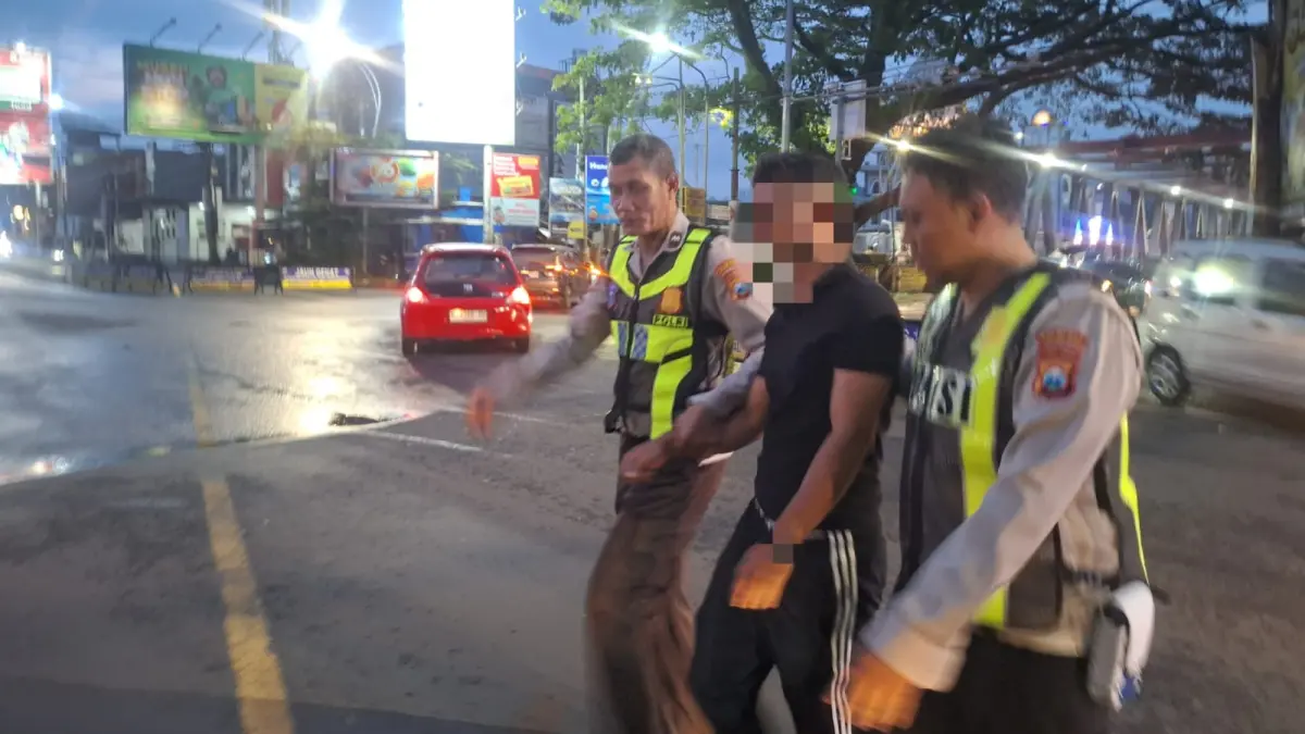 Polisi mengamankan pemuda yang hendak bunuh diri pada Rabu (25/3) sore. (Polresta Malang Kota)