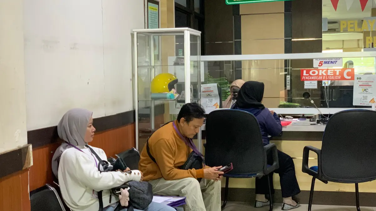 Sejumlah orang menunggu antrian pelayanan di Pengadilan Agama Surabaya. (Estu Farida/Jawa Pos)