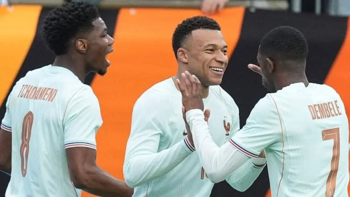 SEMRINGAH: Kylian Mbappe saat merayakan gol bersama rekan-rekannya di laga Brasil vs Prancis dini hari tadi (27/3).