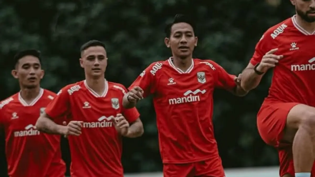 TAJAM: Beckham Putra (tiga dari kiri) saat berlatih bersama Timnas Indonesia (25/3). Malam ini, pemain Persib Bandung ini mencetak dua gol melawan Saint Kitts and Nevis di babak pertama.