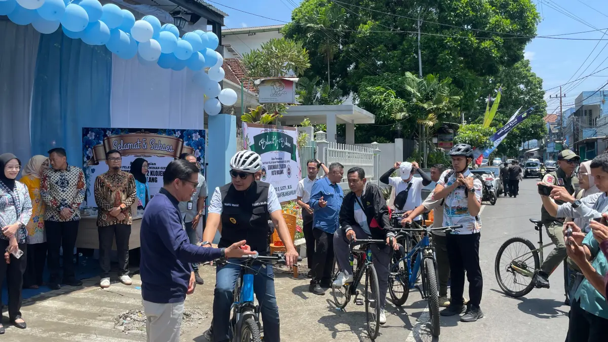 Wali Kota Wahyu Hidayat bersama jajaran perangkat daerah gowes dalam rangka efisiensi BBM. (Andika Satria Perdana/Radar Malang)