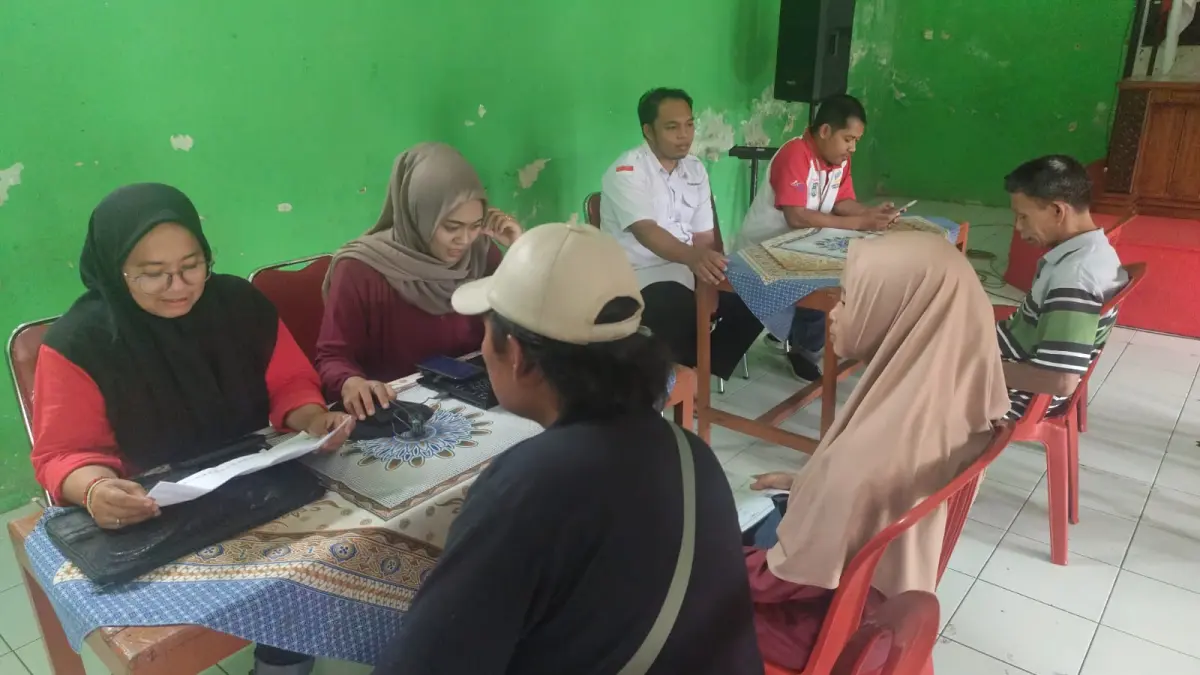Warga mengurus kepesertaan BPJS Kesehatan di kantor Kecamatan Tajinan, Jumat (27/3). (Indah Mei Yunita/Radar Malang)