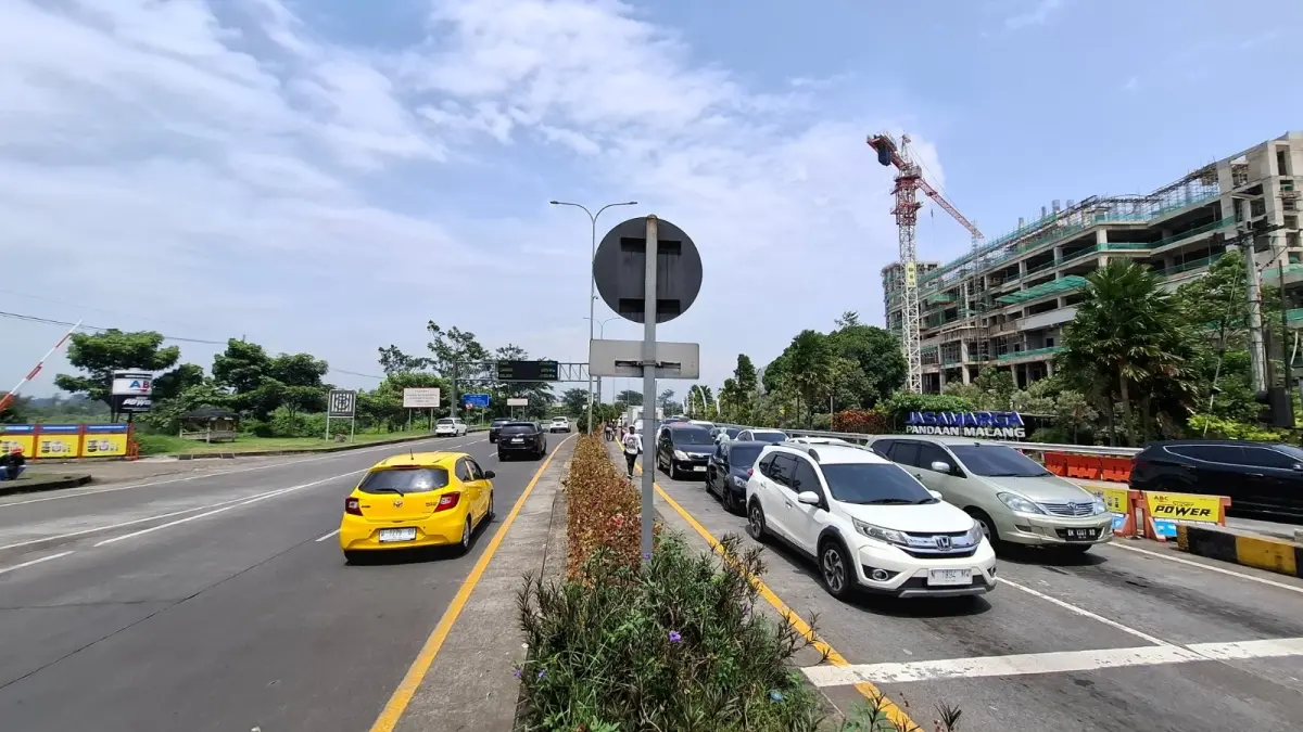 ARUS BALIK : Kendaraan keluar dari tol Singosari menuju arah Kota Batu dan Kota Malang kemarin. Jumlahnya meningkat dibanding Lebaran tahun lalu.