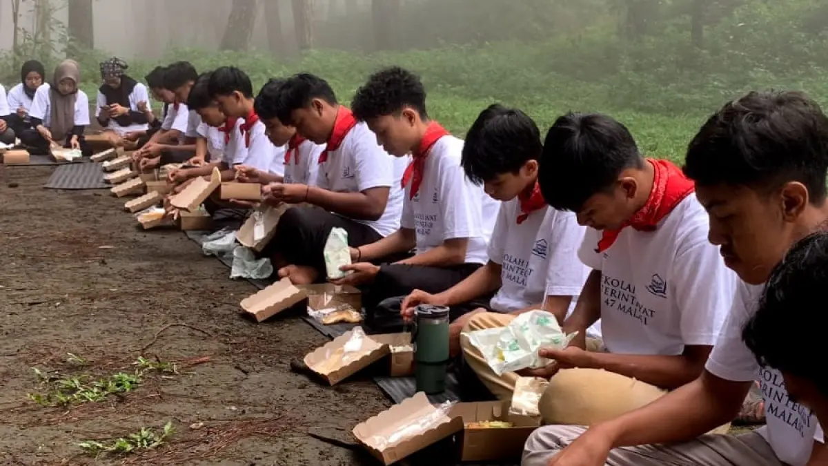BERSUNGGUH-SUNGGUH: Siswa SRT 47 Singosari mengikuti outing class di Kecamatan Pujon, Kabupaten Malang beberapa waktu lalu.
