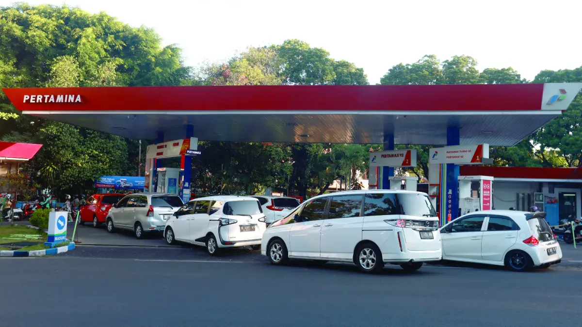 DIHARAPKAN
TAK PANIC
BUYING:
Beberapa
mobil
mengantre
untuk
mengisi
BBM di
SPBU Jalan
Bandung
Kota Malang
kemarin.